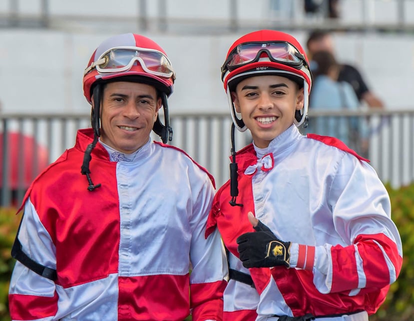 Padre e hijo, los jinetes Juan Carlos y Jean Carlos Díaz, el pasado 1 de enero cuando coincidieron en dos carreras en el Hipódromo Camarero antes de que el menor partiera a California en febrero. (Suministrada/CManchego Sports)