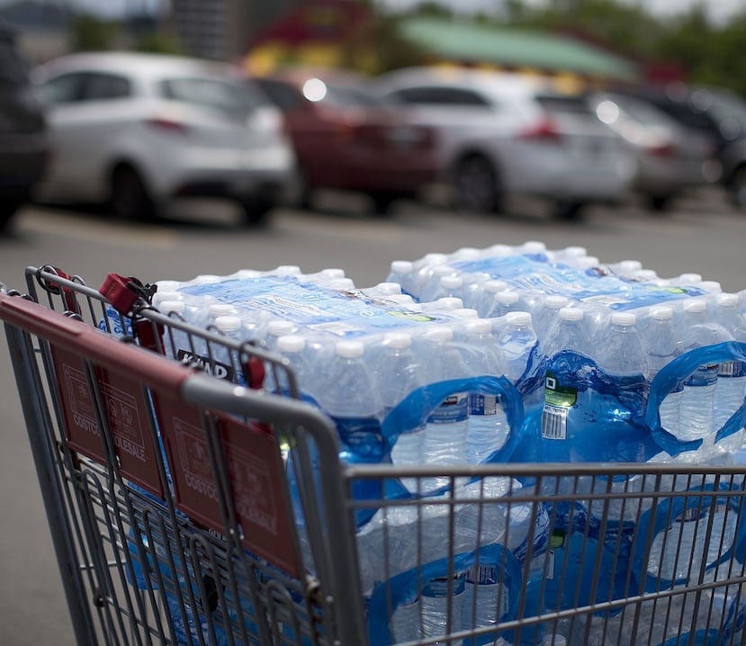 El público está comprando más agua embotellada ante un posible racionamiento para los clientes que se suplen del embalse Carraízo. (GFR Media)