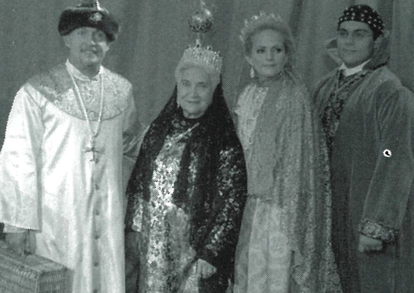 Con el “Esplendor ruso” como escenario, la gala de 2004 conectó a los invitados con la grandeza y profundidad cultural del país euroasiático. La familia Cabán fue la ganadora del certamen de vestuario.