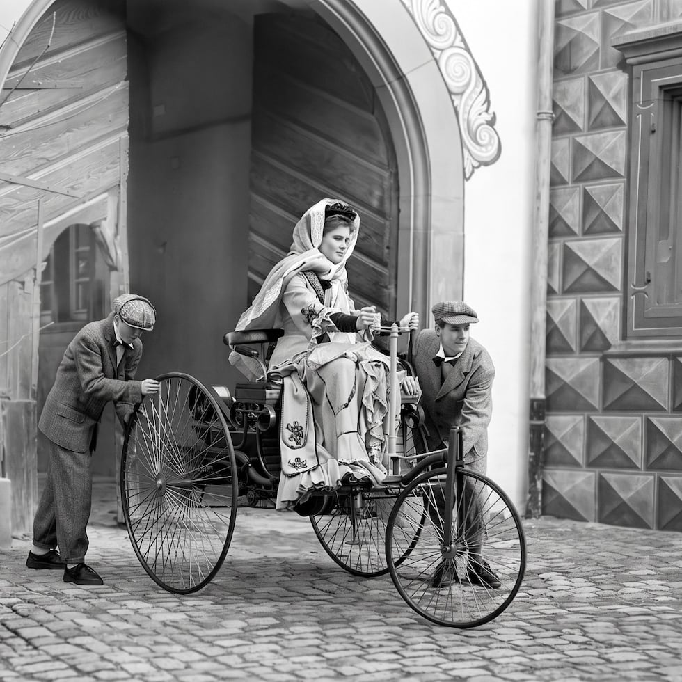 Bertha Benz tomó el Benz Patent-Motorwagen No. 3, desarrollado por su esposo Carl Benz, y recorrió junto a sus hijos aproximadamente 106 kilómetros entre Mannheim y Pforzheim, en Alemania