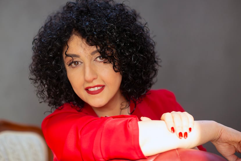 En la imagen, proporcionada por la Fundación Narges Mohammadi, aparece Narges Mohammadi posando para un retrato en Teherán, Irán, el 9 de febrero de 2025. (Nooshin Jafari/Fundación Narges Mohammadi vía AP)