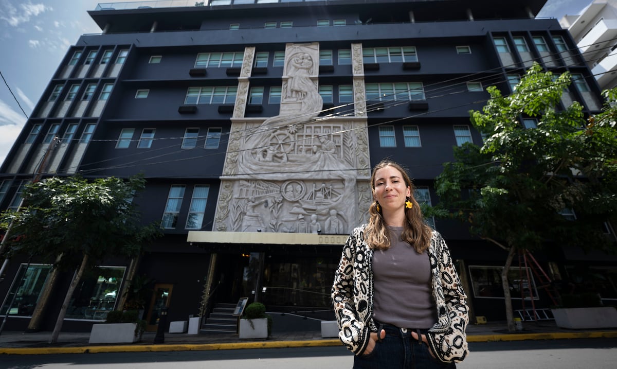 Escultura de 3,000 libras de artista Rowan St. Clair embellece fachada del hotel Don Rafa en Miramar