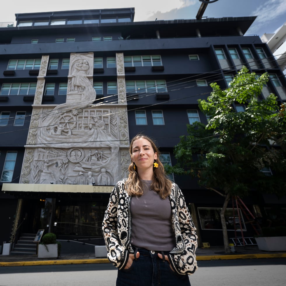 21 de julio de 2026. San Juan, PR. END/MAGACIN. Entrevista con Rowan St. Clair, fundadora de la organización Tu Arte, sobre una escultura en concreto que hizo para la fachada del hotel Don Rafa en Miramar, llevada a cabo en el Hotel Don Rafa, Miramar. FOTO POR: Carlos Rivera Giusti/GFR Media
Rowan St. Clair, Tu Arte, Escultura, Hotel Don Rafa de Miramar