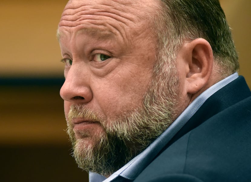 ARCHIVO - El fundador de Infowars, Alex Jones, comparece ante el tribunal para testificar durante el juicio por daños y perjuicios por difamación en el caso Sandy Hook, en el Tribunal Superior de Connecticut, el 22 de septiembre de 2022, en Waterbury, Connecticut. Las familias de Sandy Hook, que ganaron casi 1.500 millones de dólares en sentencias judiciales contra el teórico de la conspiración Jones por afirmar que el tiroteo en la escuela de Connecticut en 2012 fue un montaje, se han ofrecido a saldar esa deuda por una cantidad mínima, al menos 85 millones de dólares en 10 años. (Tyler Sizemore/Hearst Connecticut Media vía AP, Pool, Archivo)