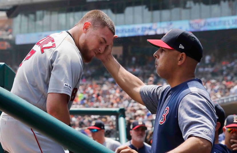 Alex Cora felicita a Christian Vázquez tras anotar una carrera. (AP)