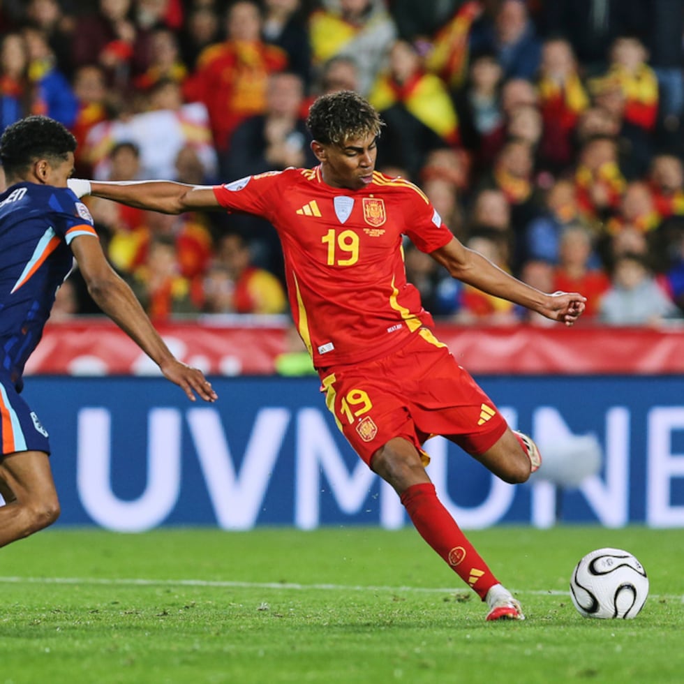 El joven extremo de España, protagonista de la nueva generación, en acción con la Roja.