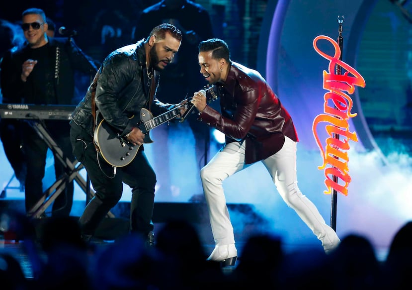 Romeo Santos (derecha) y Henry Santos de Aventura durante una presentación. (Eric Jamison/Invision/AP)