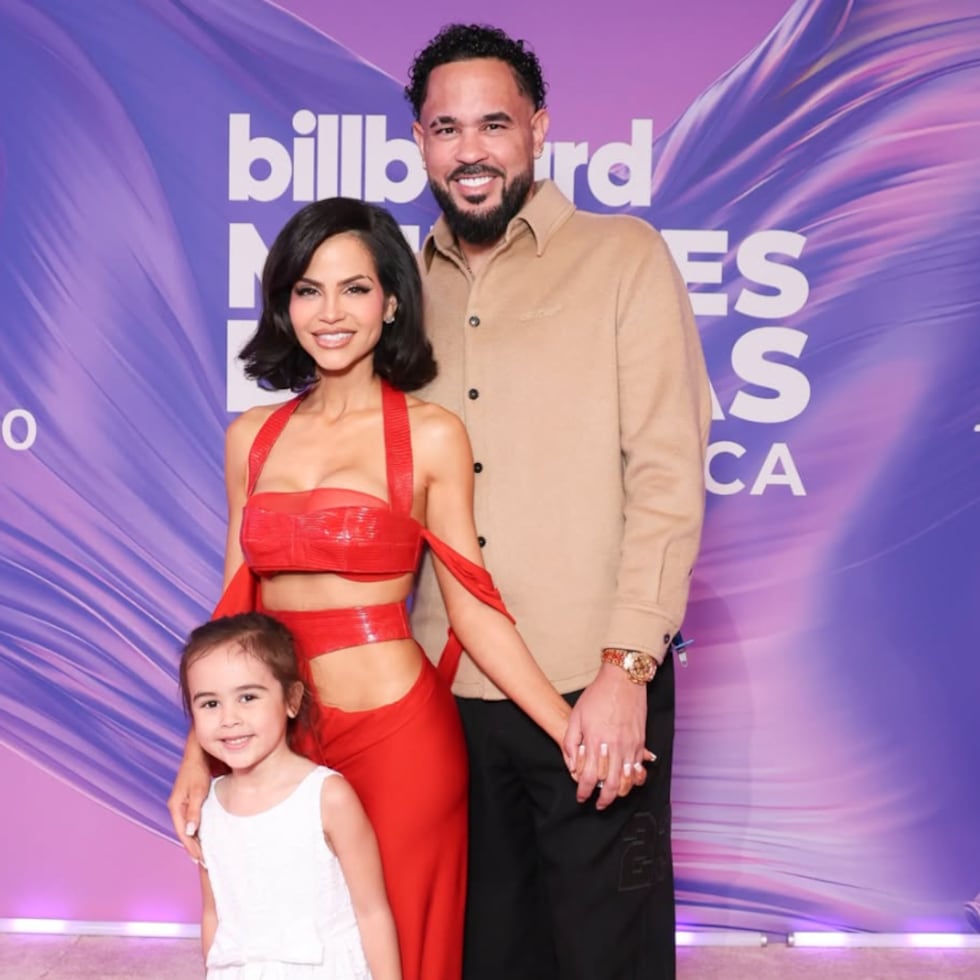 Natti Natasha, Raphy Pina y Vida Isabelle, en la alfombra roja del evento Billboard Mujeres Latinas 2026.