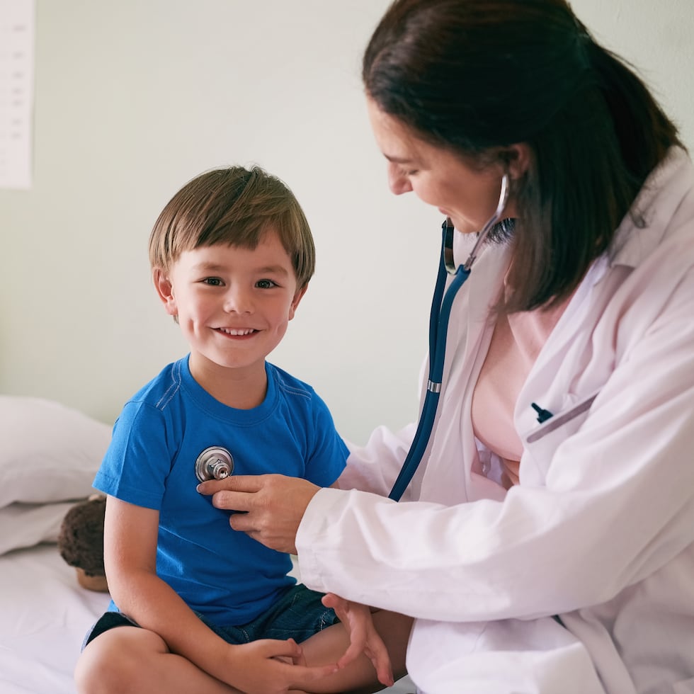 Nunca imaginé que sería tan difícil. Primero llegaron los trámites para validar mi especialidad y subespecialidad, con costos adicionales, documentos enviados por correo postal y semanas de espera. Sin embargo, uno de los mayores obstáculos ha sido la contratación con los planes médicos, afirma Gabriela Báez.