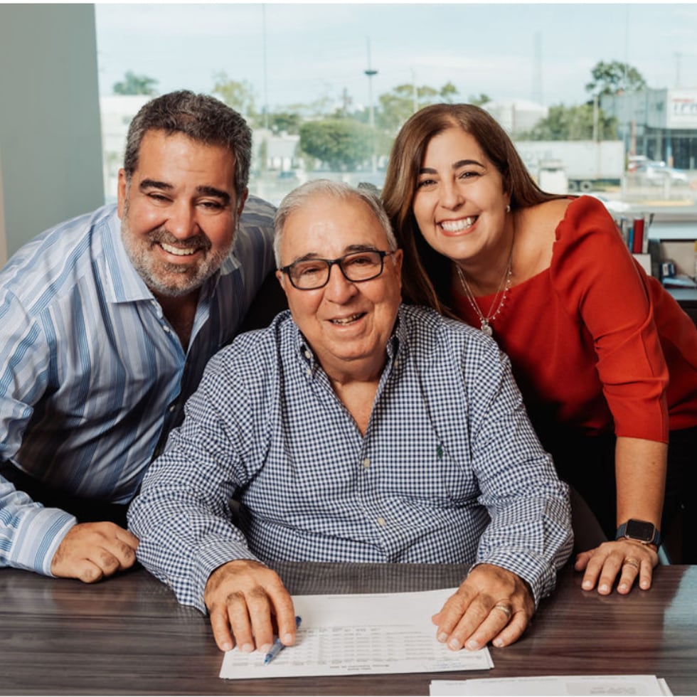 Juan L. Vento, al centro, con sus hijos, Javier y Michelle Vento.
