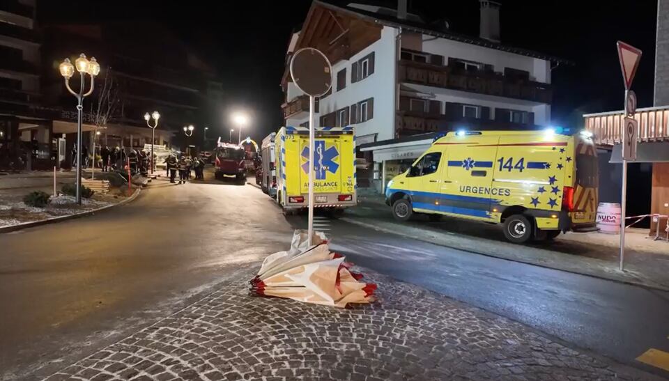 Se depositan flores en la zona donde se declaró un incendio que dejó muertos y heridos, durante la celebración de Año Nuevo, en Crans-Montana.