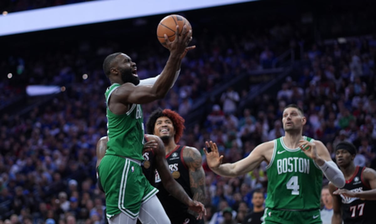 Los Celtics de Boston ganan 108-100 a los 76ers de Filadelfia en el tercer partido de los playoffs de la NBA