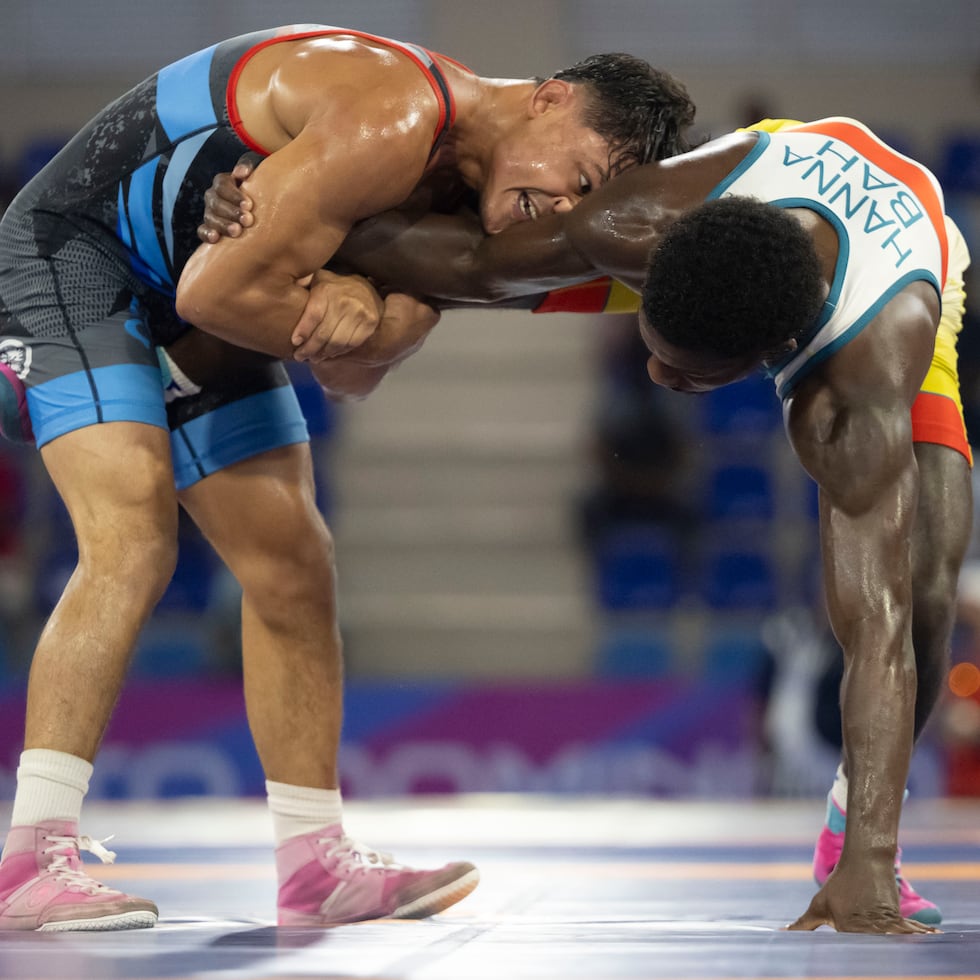 Joseph Silva, a la izquierda, durante el combate final ante el bahameño Shannon Hanna II en la división de 65 kilogramos.