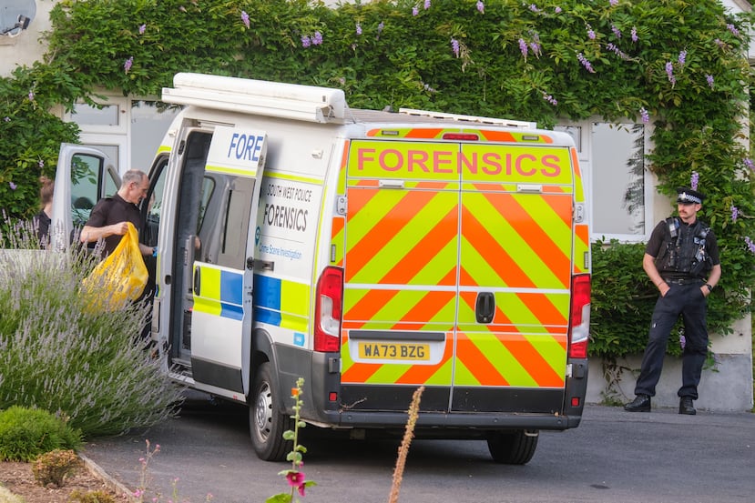 Agentes de policía frente a la casa de la exdiputada Ann Widdecombe, en Haytor, Inglaterra, el viernes 10 de julio de 2026, tras ser hallada muerta en su domicilio el jueves con heridas graves. (Matt Keeble/PA vía AP)