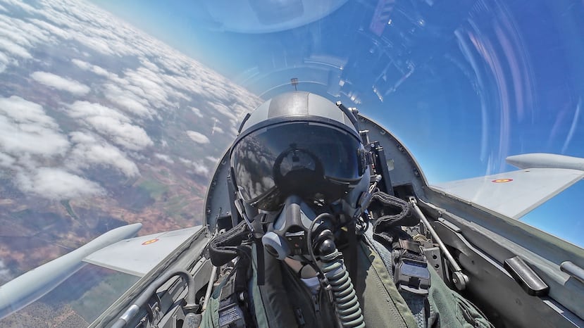 Imagen facilitada este martes y tomada el pasado 22 de abril, de la princesa de Asturias, Leonor de Borbón, a bordo de un avión reactor F-5, junto a un instructor del Ala 23, en pleno vuelo en la Escuela Militar de Caza y Ataque Ala 23 de la Base Aérea de Talavera la Real (Badajoz), para conocer la preparación de los alumnos de quinto curso, y que está dentro de la formación incluida en su plan de estudios.