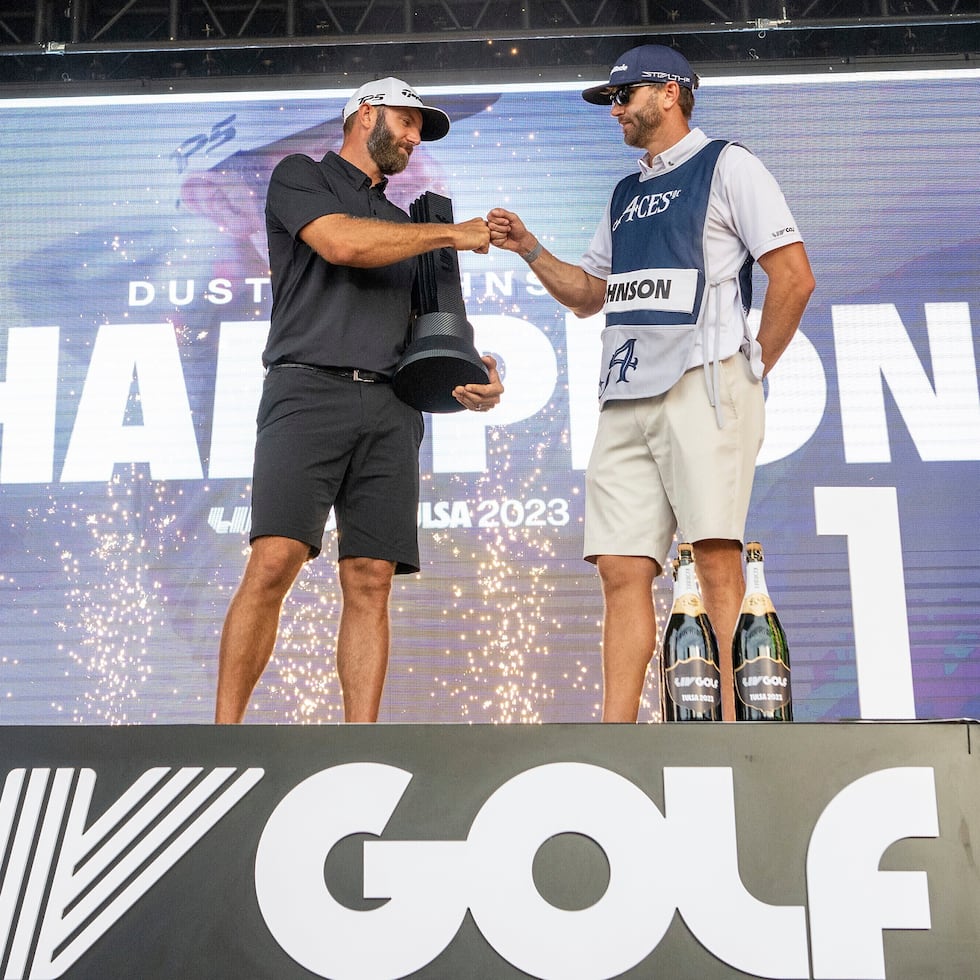 En foto del 14 de mayo del 2023, el campeón individual Dustin Johnson y su caddie Austin Johnson celebra en el podio durante la ceremonia de trofeo en el torneo LIV Golf Tulsa en Cedar Ridge Country Club.