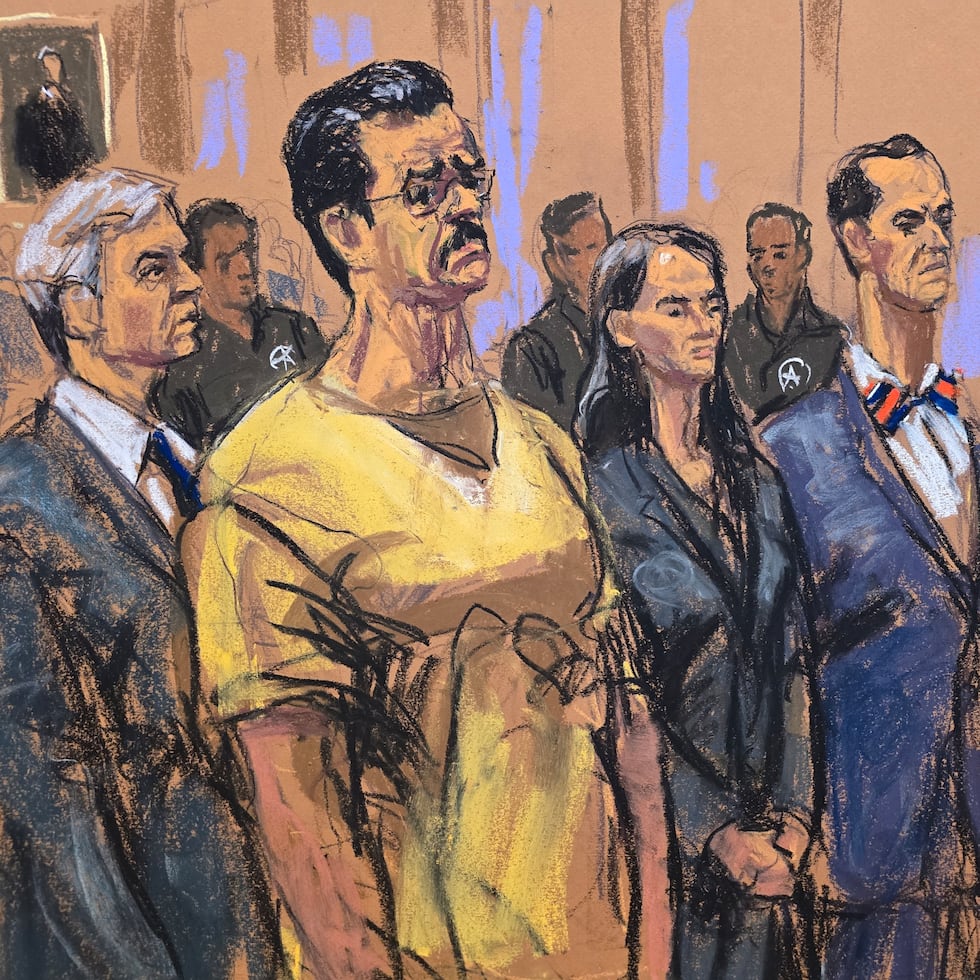 Pollack, Maduro, los abogados Anna Estevao y Mark Donnelly, y Flores, permanecen de pie durante una parte de la sesión.