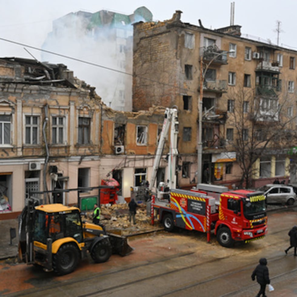 Los equipos de rescate retiran los escombros de un edificio residencial que sufrió graves daños tras una huelga rusa en Odesa, Ucrania, el martes 27 de enero de 2026. (AP Photo/Michael Shtekel)