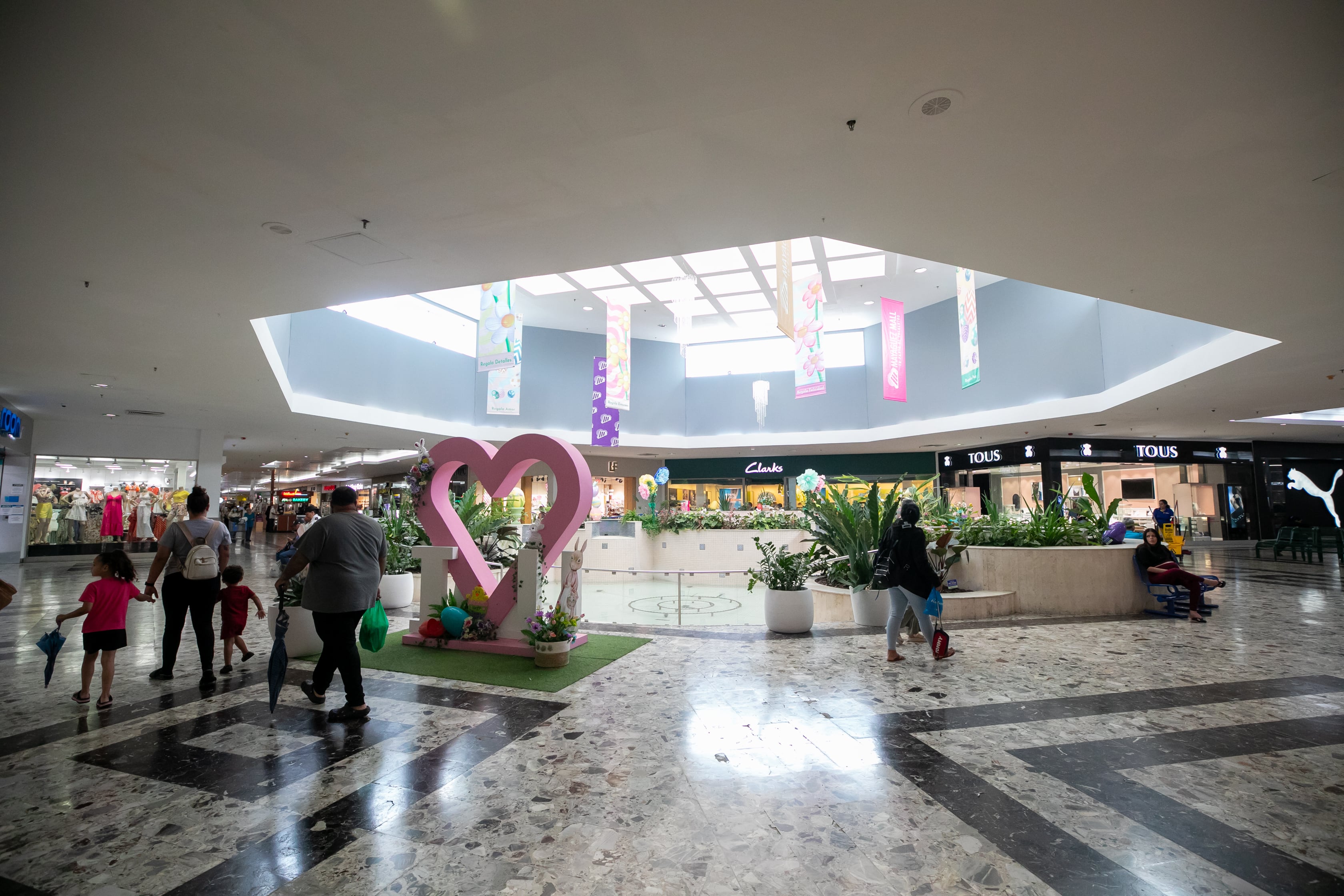 Imagen de la cobertura de: Mayagüez Mall cierra por una interrupción eléctrica