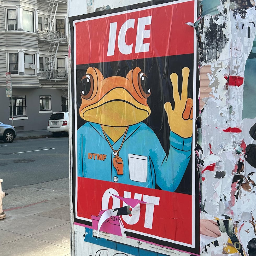 Bajo la frase ‘ICE Out’ y ‘Chinga la migra’ - una frase cargada de un histórico sentimiento de resistencia chicana y latina - la campaña utiliza la imagen del peluche que el artista puertorriqueño convirtió en objeto de culto para exigir el fin de las operaciones del Servicio de Inmigración y Control de Aduanas (ICE, en inglés).