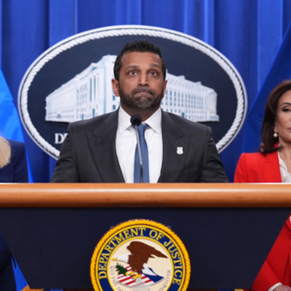 El director del FBI, Kash Patel, flanqueado por la fiscal general Pam Bondi, a la izquierda, y Jeanine Pirro, fiscal federal del distrito de Columbia.