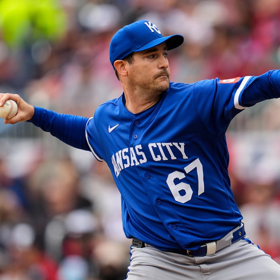 Seth Lugo hace un envío en su salida ante los Braves de Atlanta. Lugo logró la victoria, contribuyendo con 6.1 entradas en blanco para los Royals.