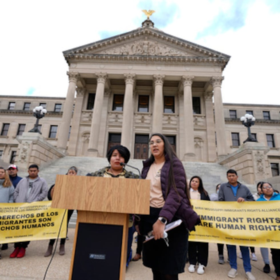 Yaritza Herrera, a la izquierda, una joven madre del centro de Mississippi, habla sobre sus preocupaciones respecto a las propuestas legislativas que afectan a los inmigrantes.
