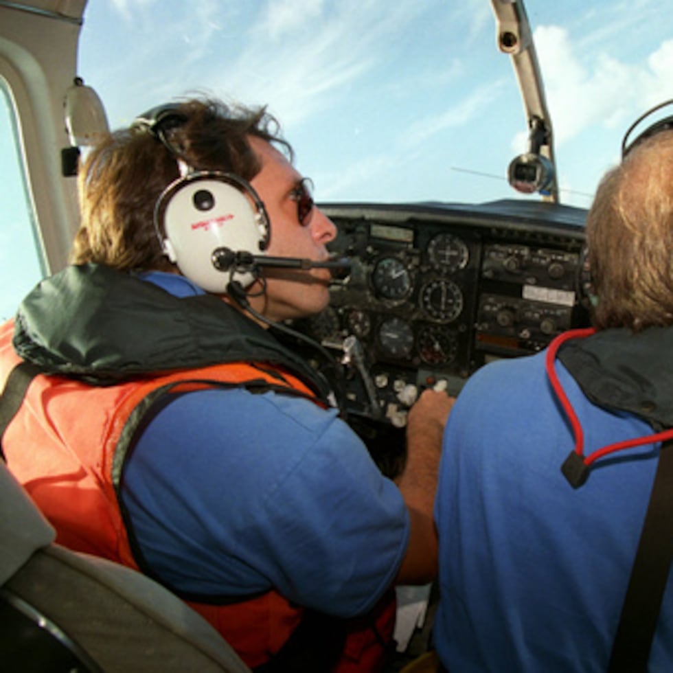 El piloto de Hermanos al Rescate Ivan Domaniewicz, a la izquierda, y el copiloto Carlos Costa sobrevuelan el Estrecho de Florida en busca de personas que pudieran haber estado en balsas improvisadas huyendo de Cuba el 31 de agosto de 1993.