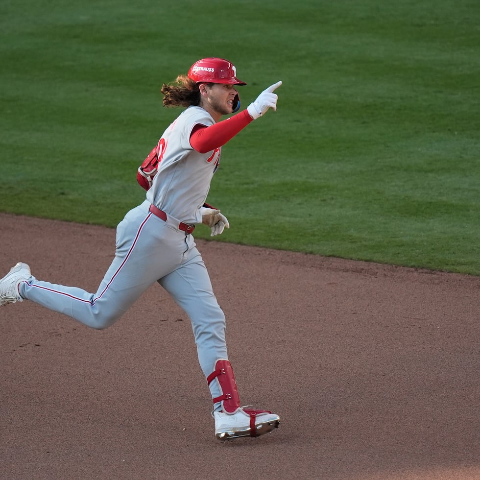 Alec Bohm de los Phillies de Filadelfia celebra tras conectar un jonrón ante los Bravos de Atlanta en el décimo inning del segundo partido de la serie divisional de la Liga Nacional, el miércoles 30 de septiembre de 2026, en Atlanta. (AP Foto/Mike Stewart)