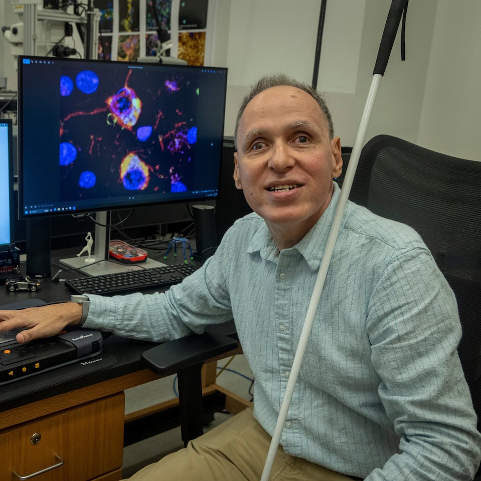 Dr. José Manuel Álvarez Cabán, a blind professor at the UPR School of Education in Río Piedras, is part of the accessibility team at the Arecibo C3 educational center.