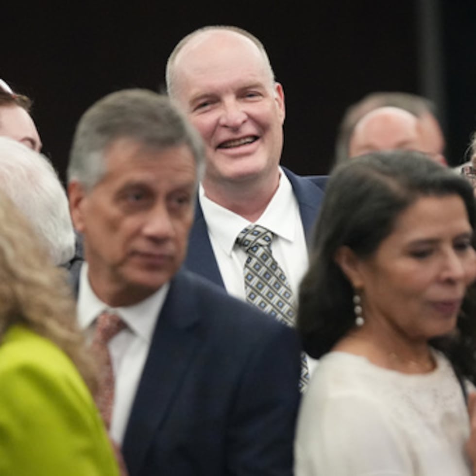 Michael Scott sonríe después de ser exonerado en una audiencia para cuatro hombres acusados injustamente en los asesinatos de la yogurtería de Austin en 1991 en el Centro de Justicia Penal Blackwell-Thurman en Austin, Texas.