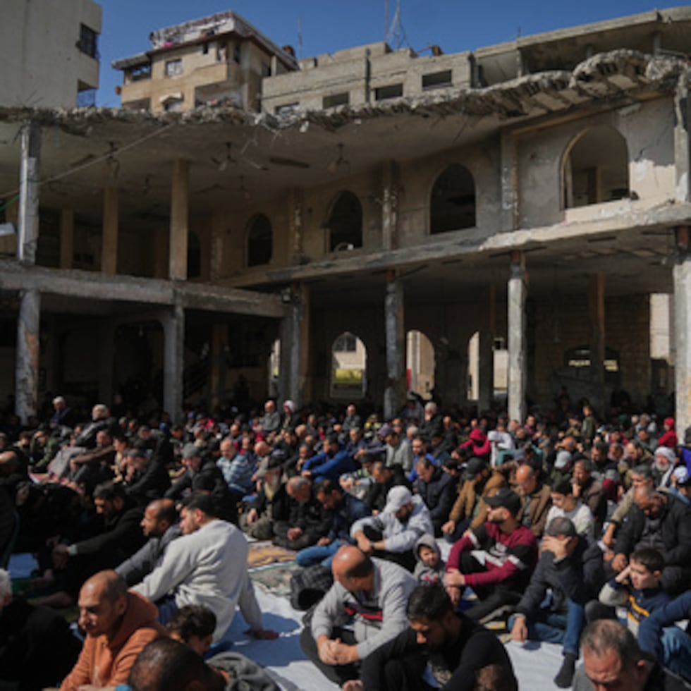 Los fieles musulmanes se reúnen para la oración del viernes durante el mes sagrado de ayuno del Ramadán en la mezquita de Alkanz, que resultó dañada durante la guerra entre Israel y Hamás, en la ciudad de Gaza, el viernes 20 de febrero de 2026.