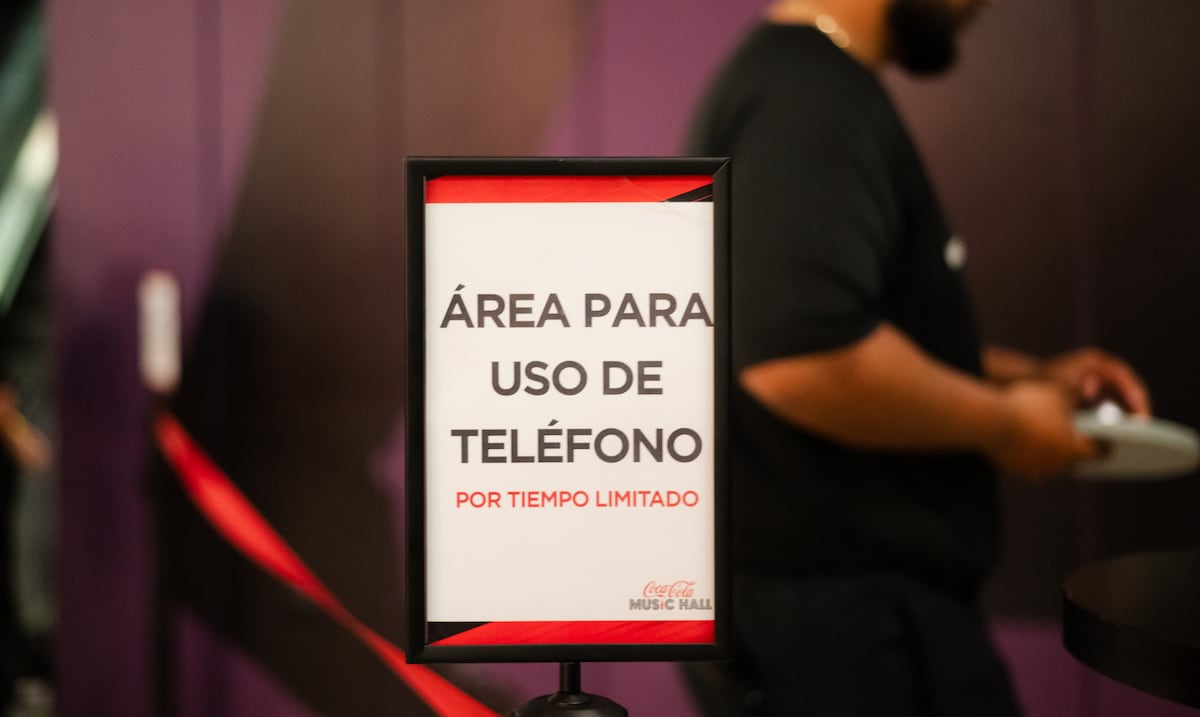 ¿Qué es y cómo opera el formato “phoneless” en el Coca-Cola Music Hall?