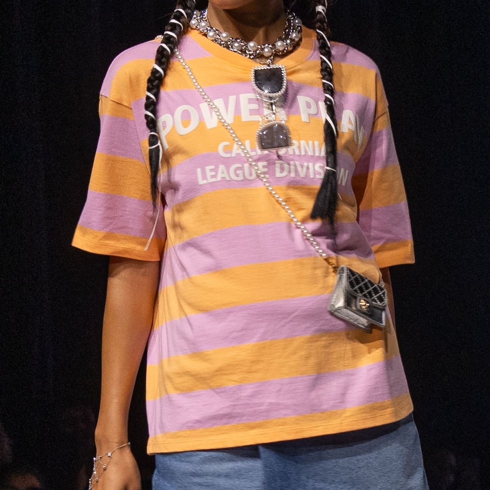 Las rayas laterales le dan un toque diferente a cualquier outfit y son versátiles, por lo que se pueden combinar con faldas y pantalones de diversos estilos