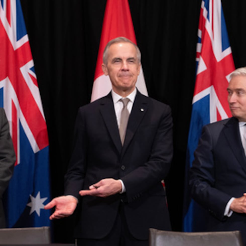 El Primer Ministro de Canadá, Mark Carney, en el centro, hace un gesto a Daniel Mulino, Tesorero Adjunto de Australia, al ser presentado al comienzo de una ceremonia de firma, mientras el Ministro de Finanzas e Ingresos Nacionales de Canadá, Francois-Philippe Champagne, a la derecha, observa.