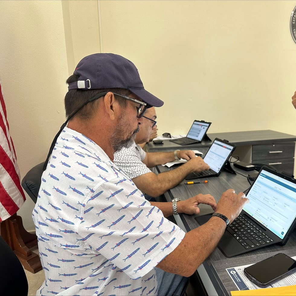 El Poder Judicial ubicó tres tabletas en el vestíbulo del Centro Judicial de Bayamón para solicitar revisiones de boletos de tránsito, como parte del Tribunal Electrónico. En la foto, Charles Acevedo Negrón, de 68 años, es asistido por la secretaria Rosa Burgos.