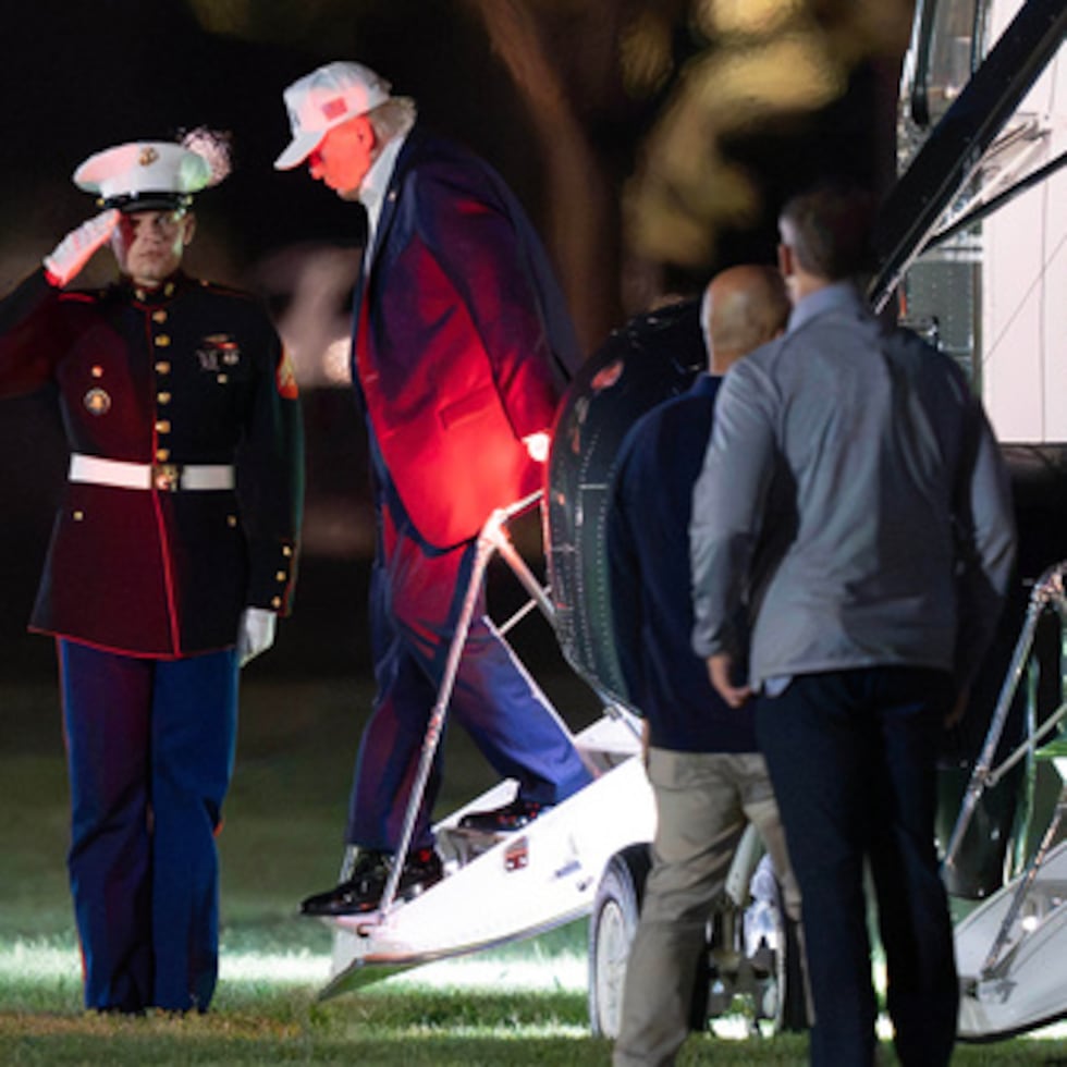 El presidente Donald Trump desciende del Marine One a su llegada a la Elipse, situada junto a la Casa Blanca.