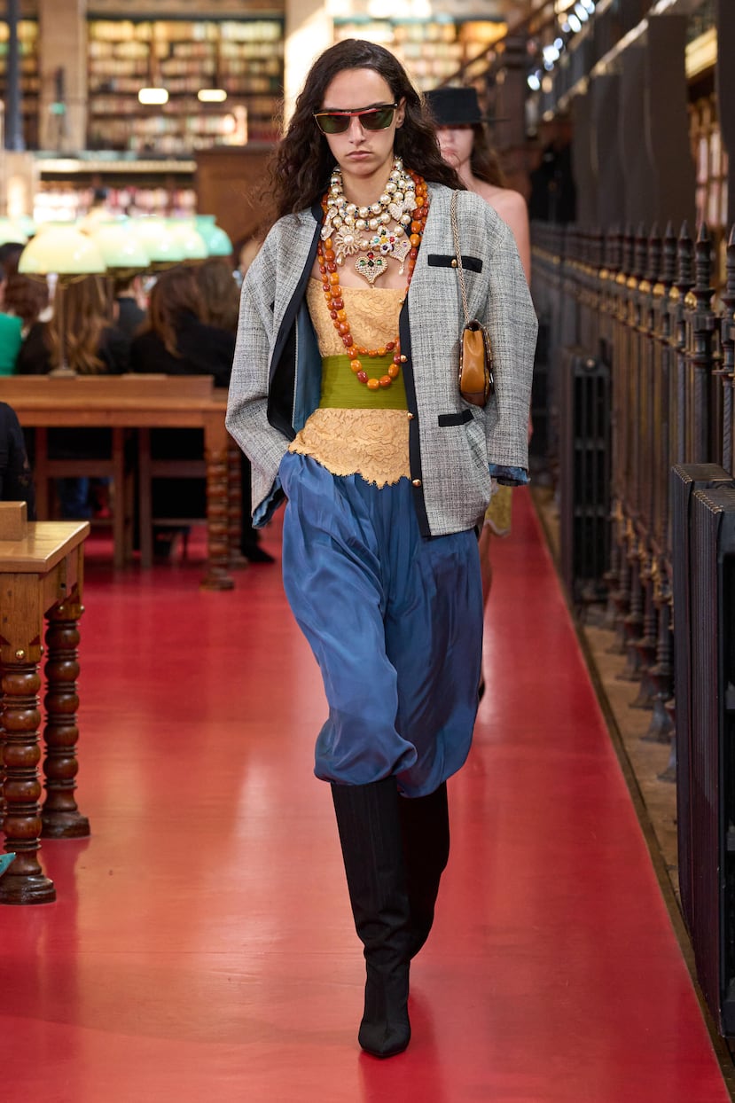 La colección "Antibiblioteca" de Alessandro Michele para Valentino, primavera-verano 2027, presentada durante la Semana de la Moda en París.