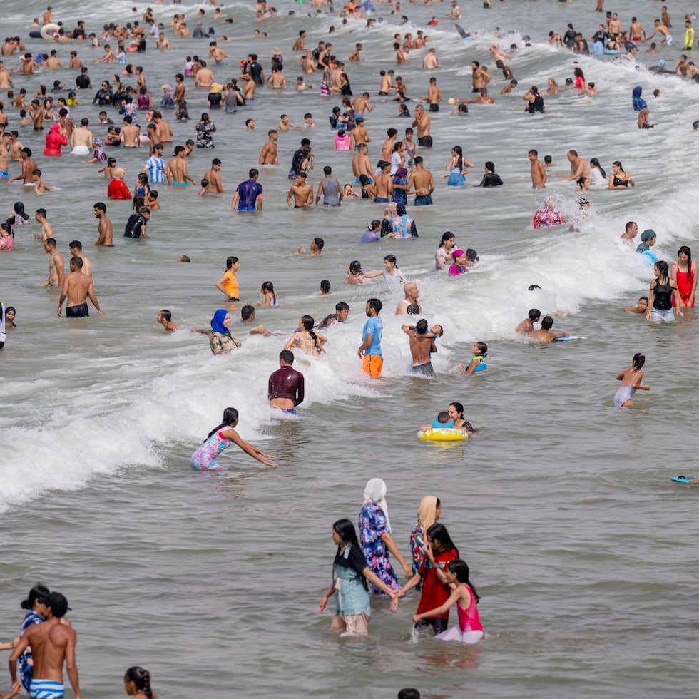 En la imagen de archivo, la gente se refresca en la playa un día de calor en Rabat, Marruecos.
