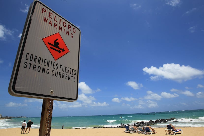 Sign warning of strong sea currents on the coast.