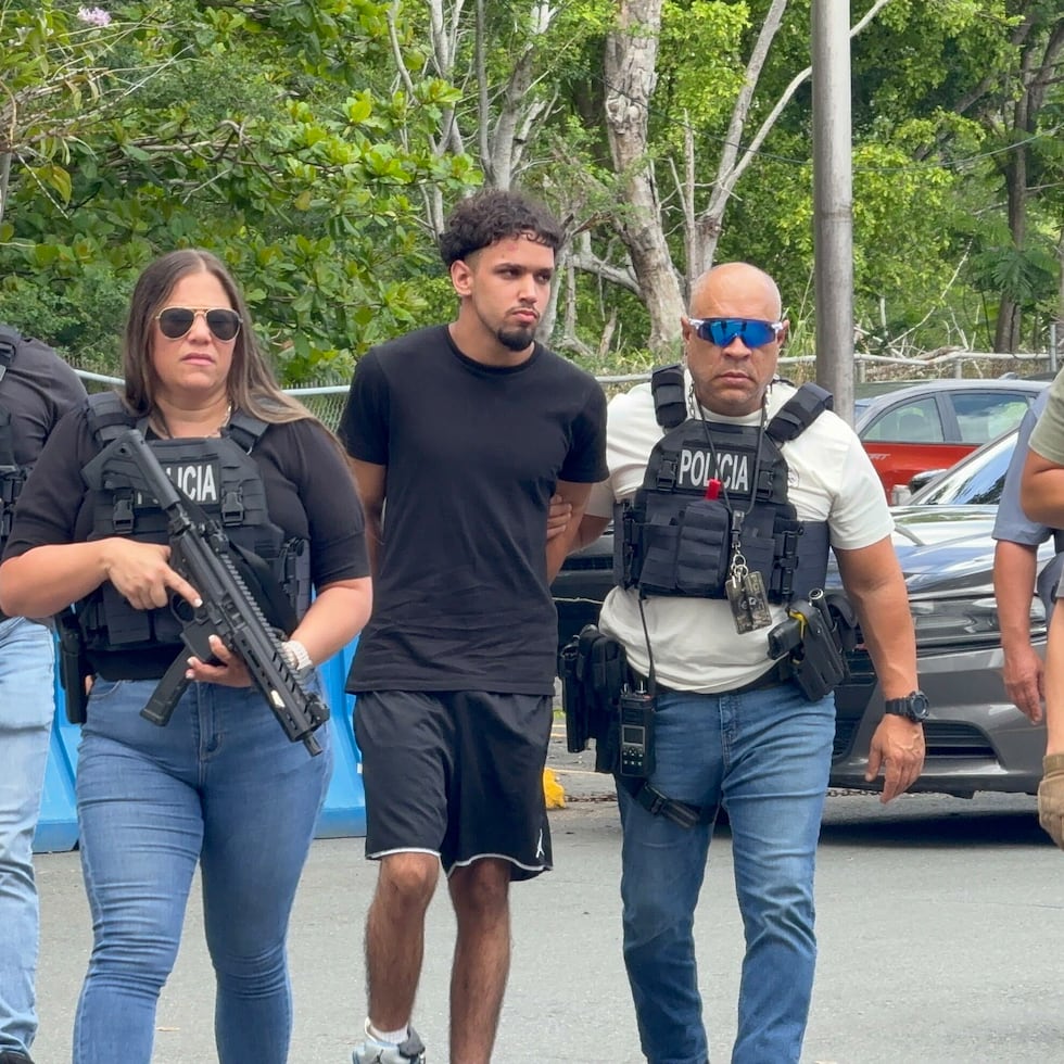 Daniel A. Cuevas González, de 20 años y vecino de Vega Baja, tenía una orden de arresto vigente por asesinato en primer grado.