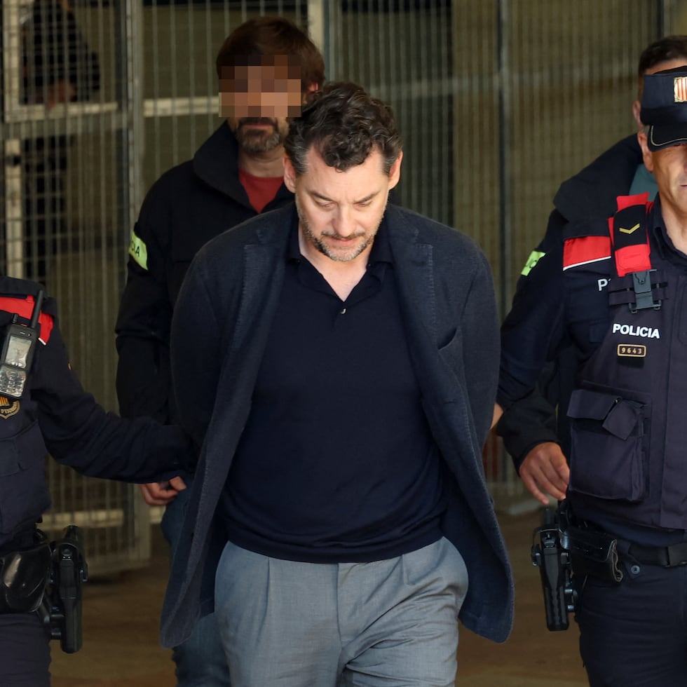 Catalan regional police officers (Mossos d'Esquadra) escort Jonathan Andic, the son of Isak Andic, founder of Spanish fashion brand Mango, as he arrives at a court in Martorell, near Barcelona, following his arrest on May 19, 2026. Spanish police said today they have arrested the eldest son of Mango clothing empire founder Isak Andic over his father's death during a hiking trip in December 2024. Jonathan Andic, who was alone with his 71-year-old father when the retail magnate plunged to his death in the Montserrat mountains near Barcelona, was taken into custody, Catalan regional police said, confirming a report in the daily La Vanguardia newspaper. (Photo by Lluis GENE / AFP)