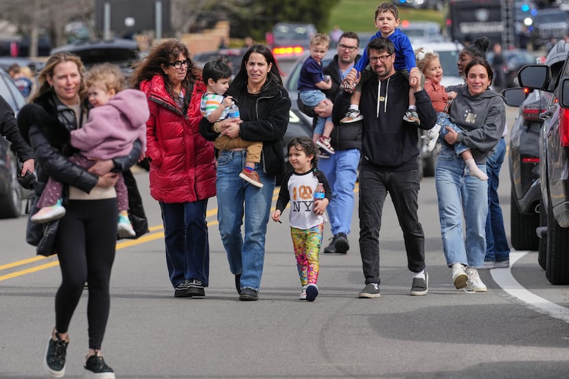 Las fuerzas del orden escoltan a familias con niños fuera de la sinagoga Temple Israel el jueves 12 de marzo de 2026, en el municipio de West Bloomfield, Michigan. (Foto AP/Paul Sancya)