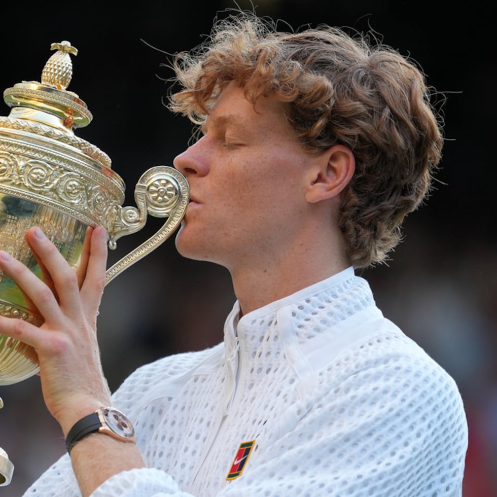 El italiano Jannik Sinner le da un beso al trofeo de Wimbledon al vencer en la final al alemán Alexander Zverev.