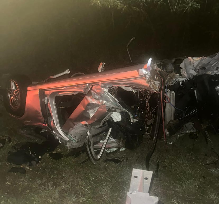 La Policía informó que el vehículo chocó una barrera de metal de la extrema derecha de la carretera PR2 en Guayanilla.