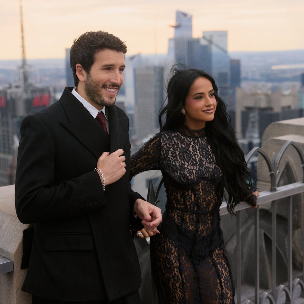 Emabajadores de la tercera edición del NYFW Live en Rockefeller Center: Sebastián Yatra y Becky G.