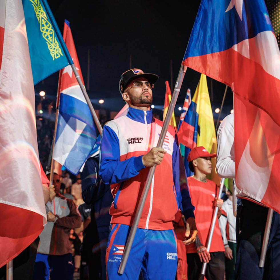Uno de los representantes de Puerto Rico desfila con la monoestrellada en la inauguración del Campeonato Mundial de Boxeo Masculino de la IBA.