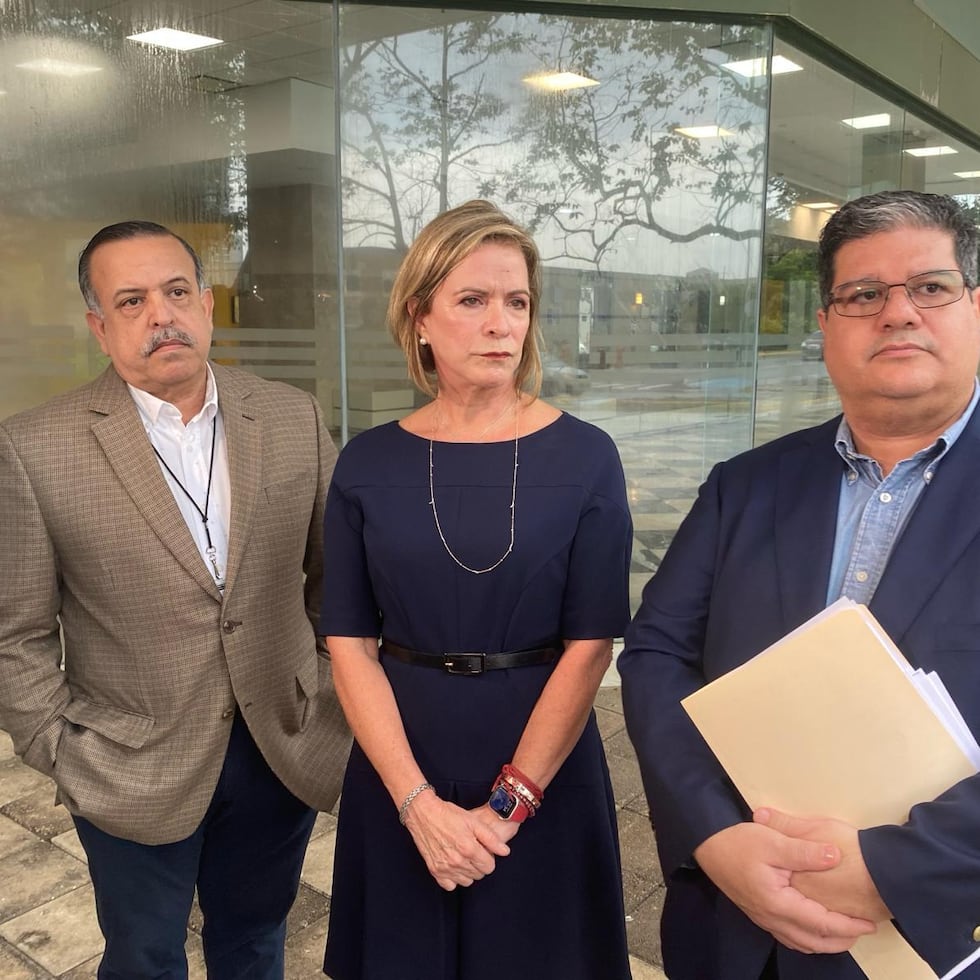 López Colón (centro) se querelló ante la CEE, en febrero de 2024, denunciando que su nombre fue utilizado, sin autorización, en un endoso.