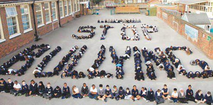 “ESCUELAS: Convocamos a directores, maestros, estudiantes y padres que se unan en esta campaña que existe en EU y Puerto Rico necesita tanto. Únanse a la hora de almuerzo o a la hora de salida y hagan fotos como estas o cualquier idea creativa que tengan, con el mismo fin, de PARAR EL ABUSO y ACOSO ESCOLAR y aquí las publicaremos”, reza parte del llamado que está acompañado de una imagen de escolares sentados en el piso formando la frase “Stop Bullying”.