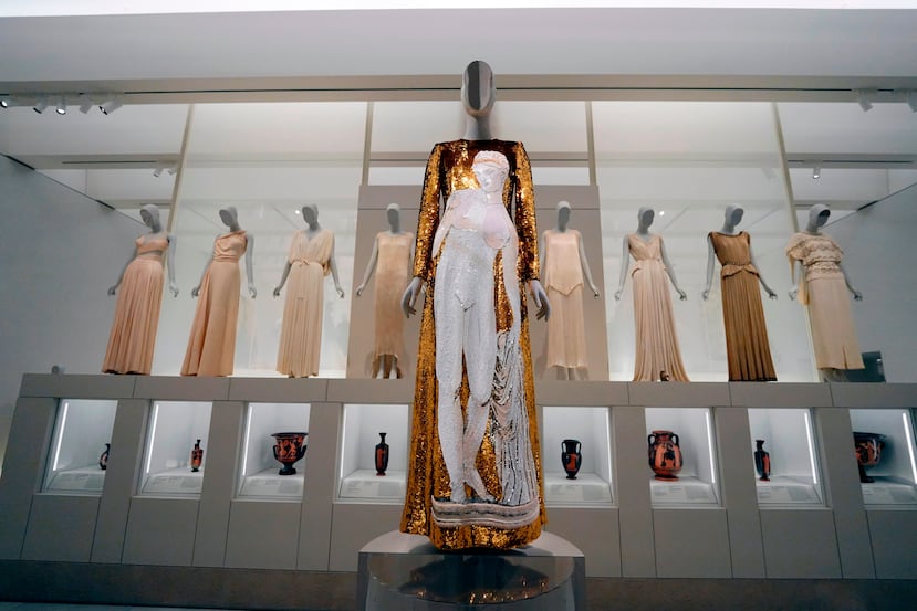 Un diseño de Dolce & Gabbana en la sección "Cuerpo clásico" en la exposición "Costume Art" (Arte del vestido) del Instituto del Vestido del Museo Metropolitano de Arte, el sábado 2 de mayo de 2026, en Nueva York. (Foto Charles Sykes/Invision/AP)